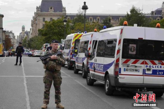 当地时间10月3日，法国巴黎警察总部遭遇袭击，4人遇害。事发后，巴黎警察总部外戒备森严，法国军人持枪巡逻。中新社记者 李洋 摄