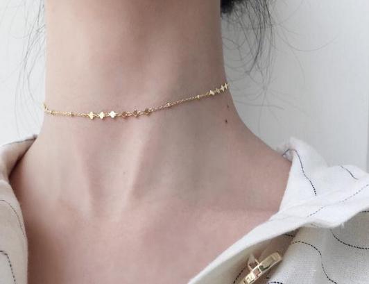 女人颈间不留白,出门逛街时搭配一条锁骨链,又提气质又修脖型!