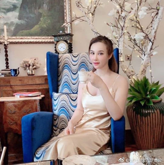 侯耀华女徒弟改网名为"找个好老公",晒旅游美食照生活滋润