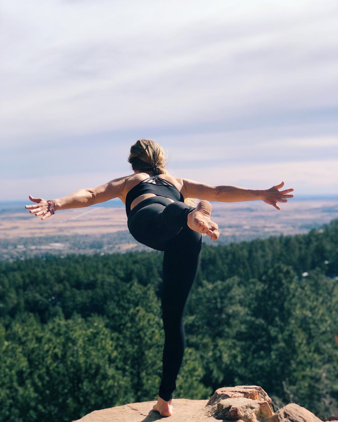 程潇穿黑色卫衣亮相,脚上系带马丁靴显修长美腿,这才是微胖女神