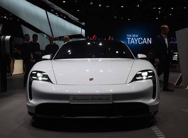 保时捷的电动跑车taycan,2.8秒内破百,售价近180万
