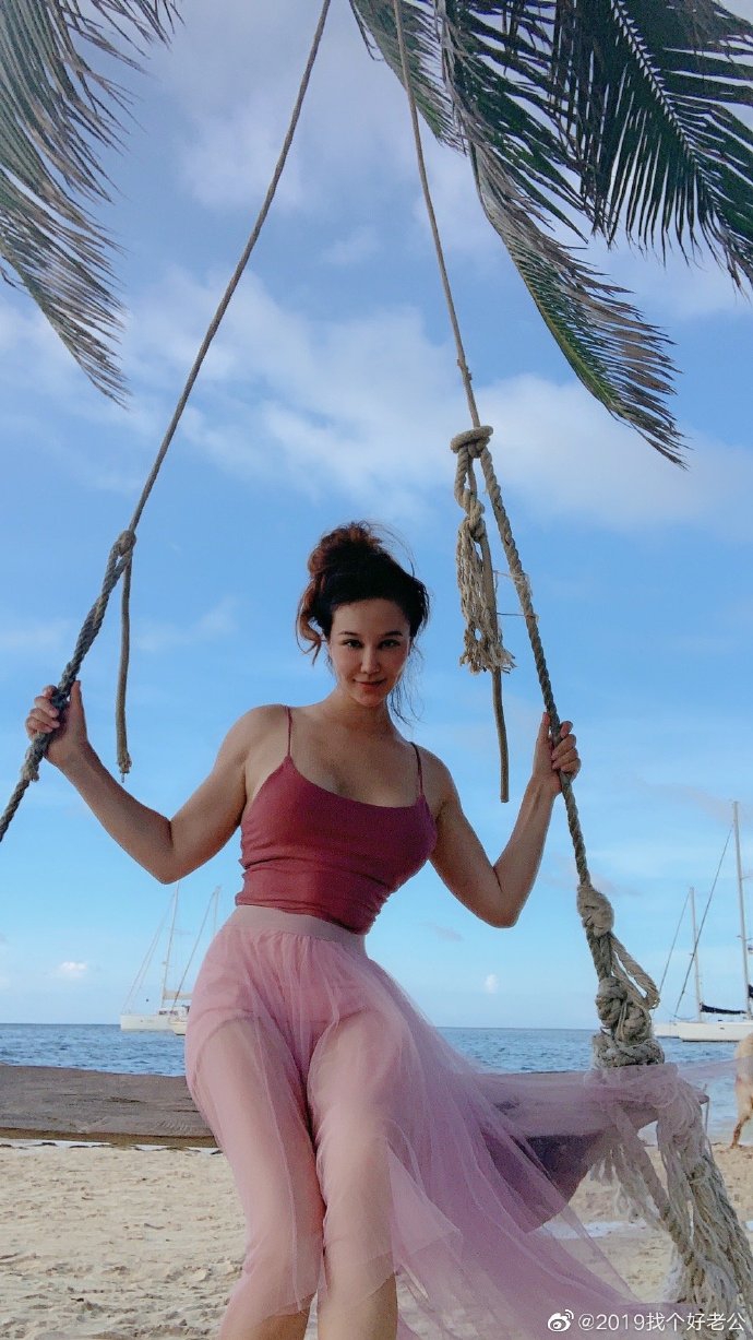 侯耀华女徒弟改网名为"找个好老公",晒旅游美食照生活滋润|安娜金|侯