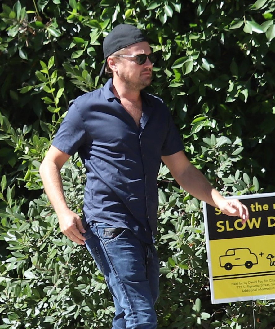 小李子终于瘦了!莱昂纳多街头大秀183长腿,裤子太松提着走路