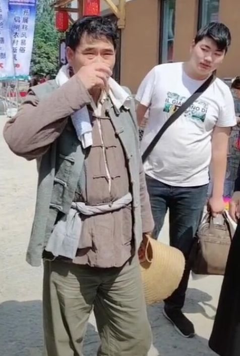 大衣哥演出带儿子,小伟吃饭替父挡酒,眼看酒杯不敢直视对方