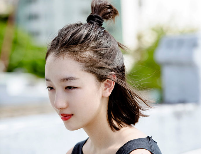 周冬雨与导演张扬聚餐,一身黑衣沉闷老气,靠发型挽救形象