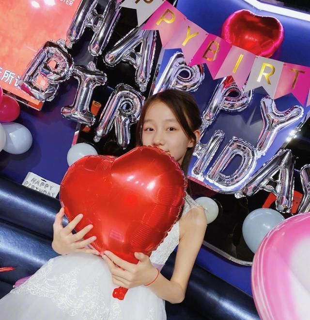 赵薇女儿晒生日照低头许愿楚楚动人