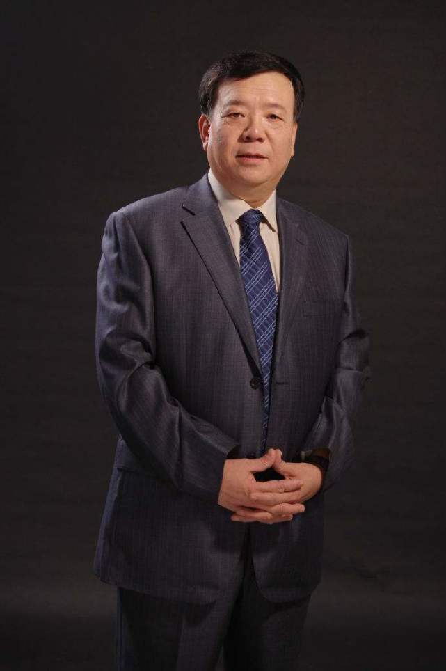 《家有儿女》"胡一统" 坐街边吃饼,头发花白脸部苍老难认