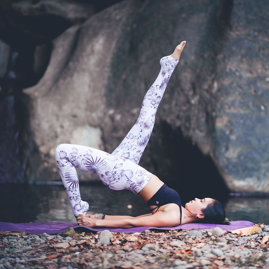 "冻龄女神"贾静雯近日美照:穿衣有范身材苗条,常练瑜伽就是好