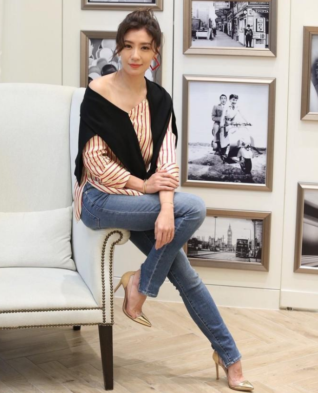 牛仔裤,可以很好的勾勒双腿线条,拉长双腿比例,贾静雯的双腿又直又长