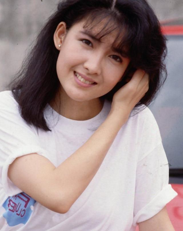 18岁周慧敏罕见的照片!很少有女星能美成周慧敏这样的!