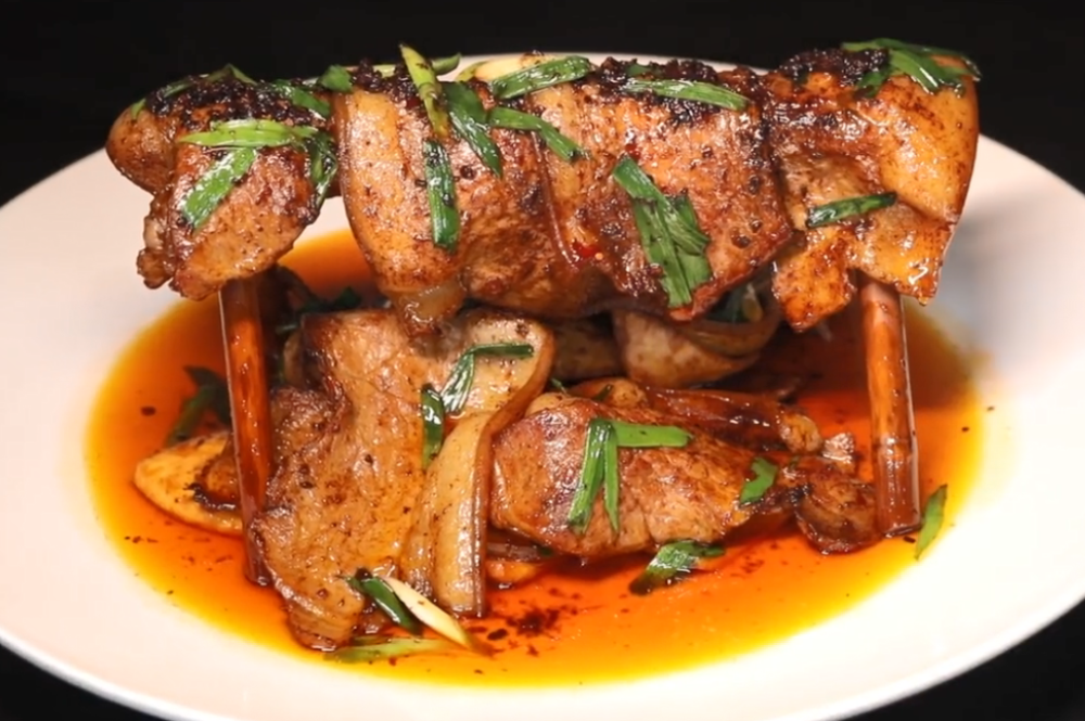 四川特色名菜"连山回锅肉",一片肉比巴掌大,裹满红油下饭一绝