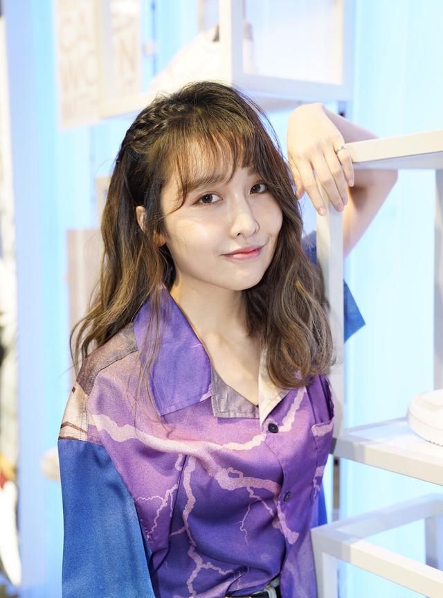 李易抢逛台湾首间led鞋店声林张若凡买到叫妈妈汇款