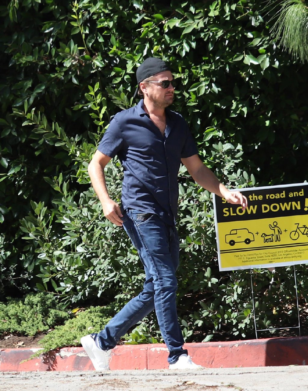 小李子终于瘦了!莱昂纳多街头大秀183长腿,裤子太松提着走路