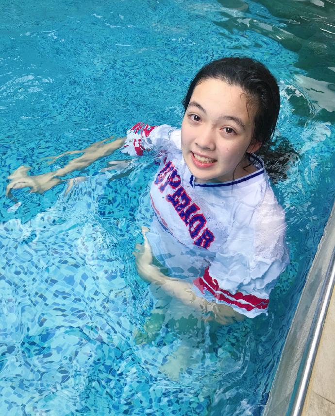 《巴啦啦小魔仙》的凌美雪,14岁亭亭玉立,和母亲同框似姐妹|刘黛希