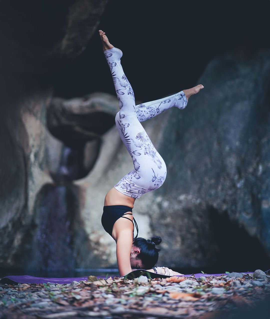"冻龄女神"贾静雯近日美照:穿衣有范身材苗条,常练瑜伽就是好