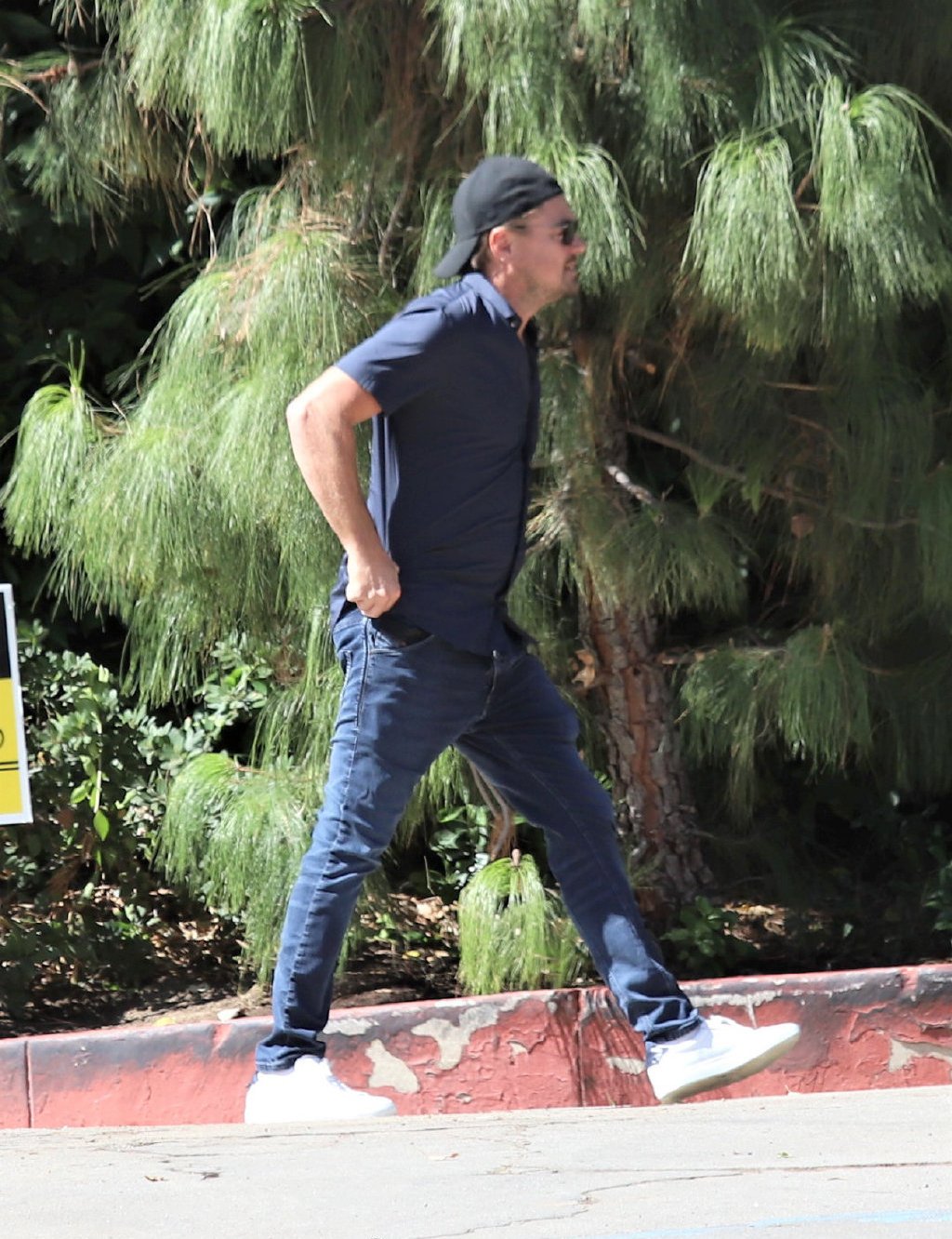 小李子终于瘦了!莱昂纳多街头大秀183长腿,裤子太松提着走路