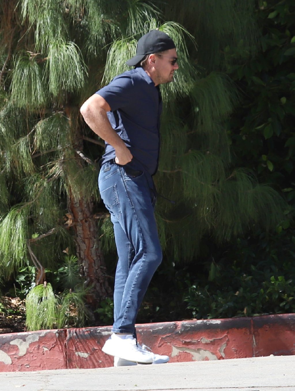 莱昂纳多街头大秀183长腿,裤子太松提着走路