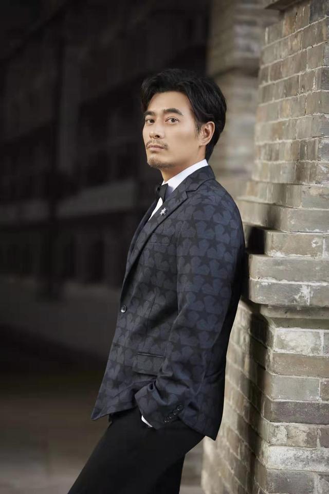 组图:陈龙星空西装置身平遥古城 颇具民国风味充满电影故事感