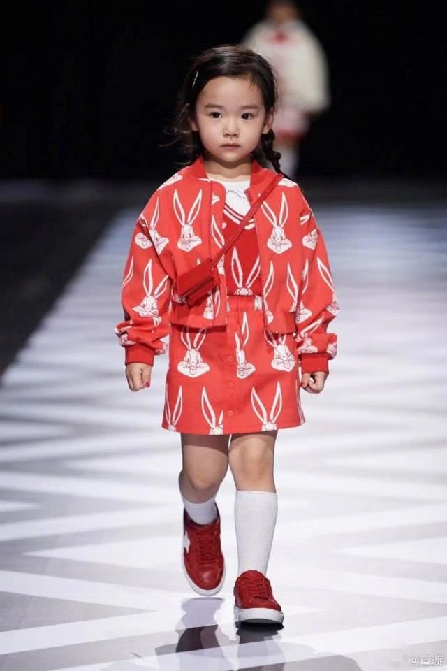 场秀下来的表现都可圈可点,一点都看不出是首秀,真的是天生的"模特"啊