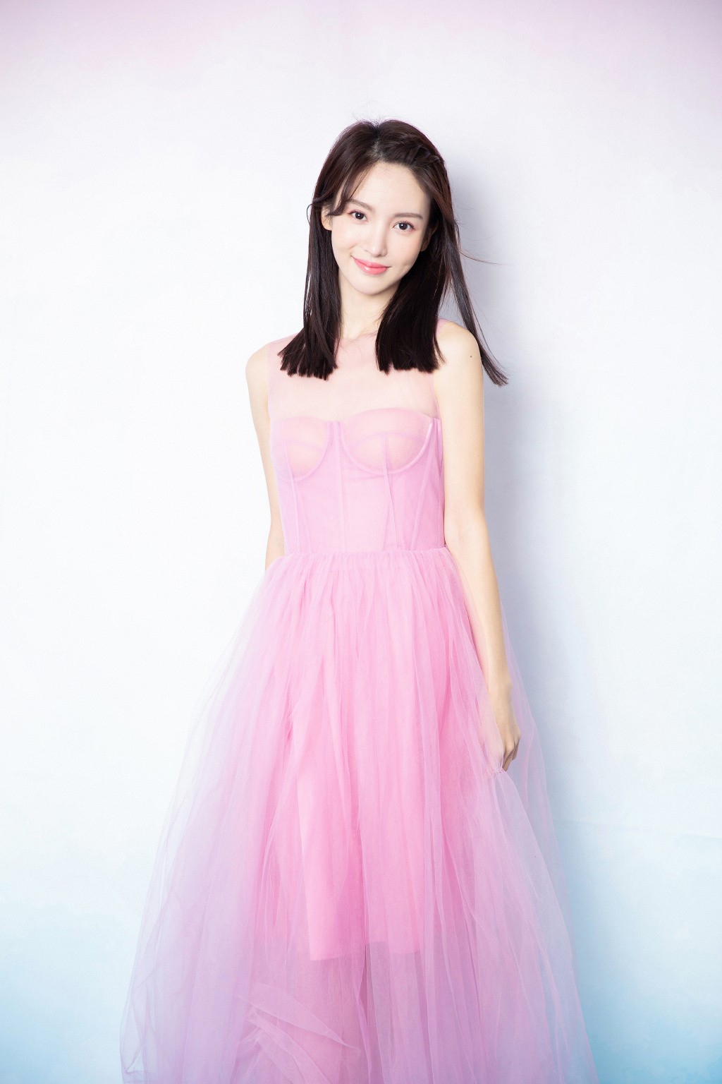 金晨都29岁了,可换上桃红色轻纱裙配及肩长发,依旧甜美似少女