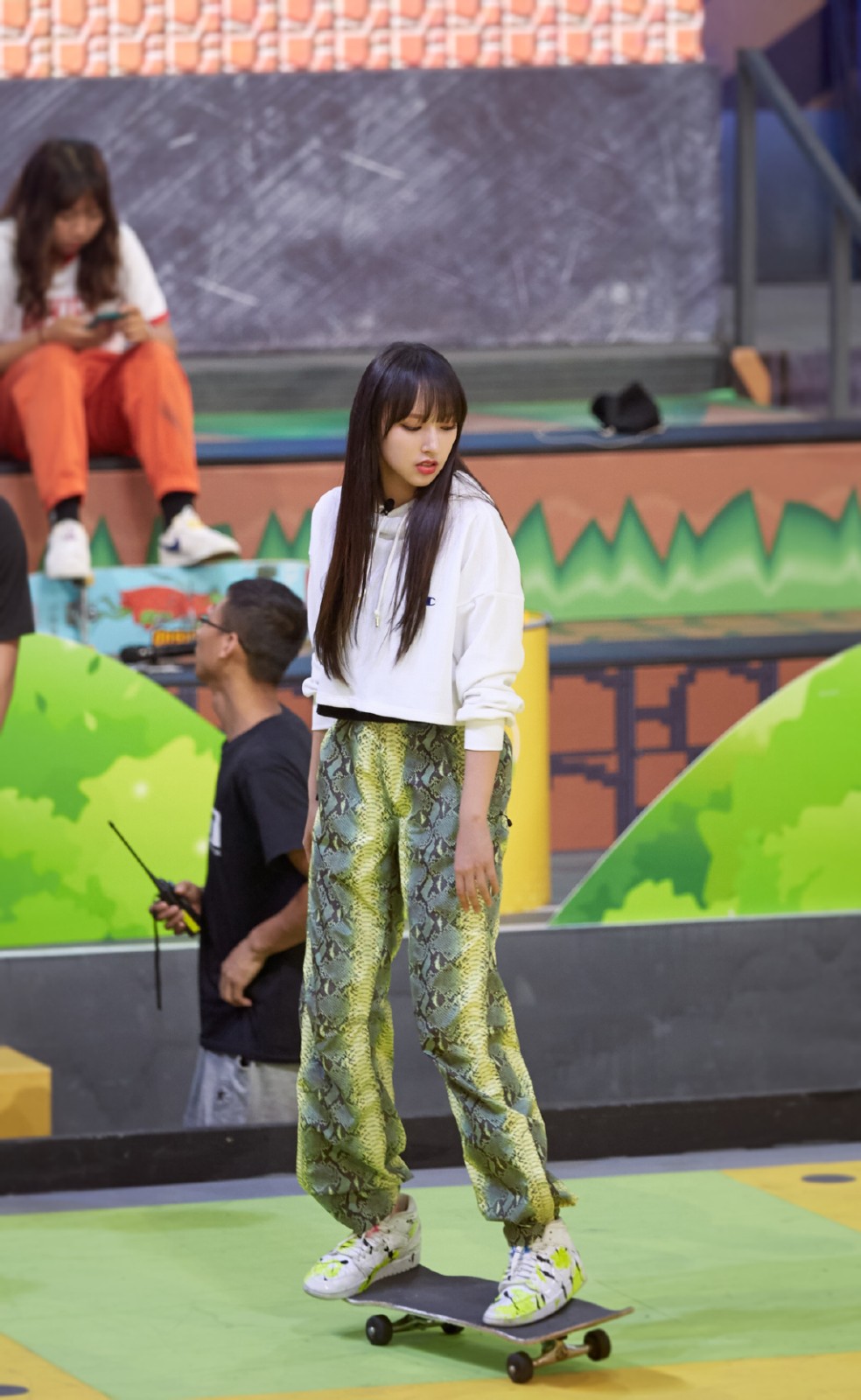 程潇颜值是真高,穿奶奶最爱的衬衫裙配帆布鞋,依旧美成洋娃娃