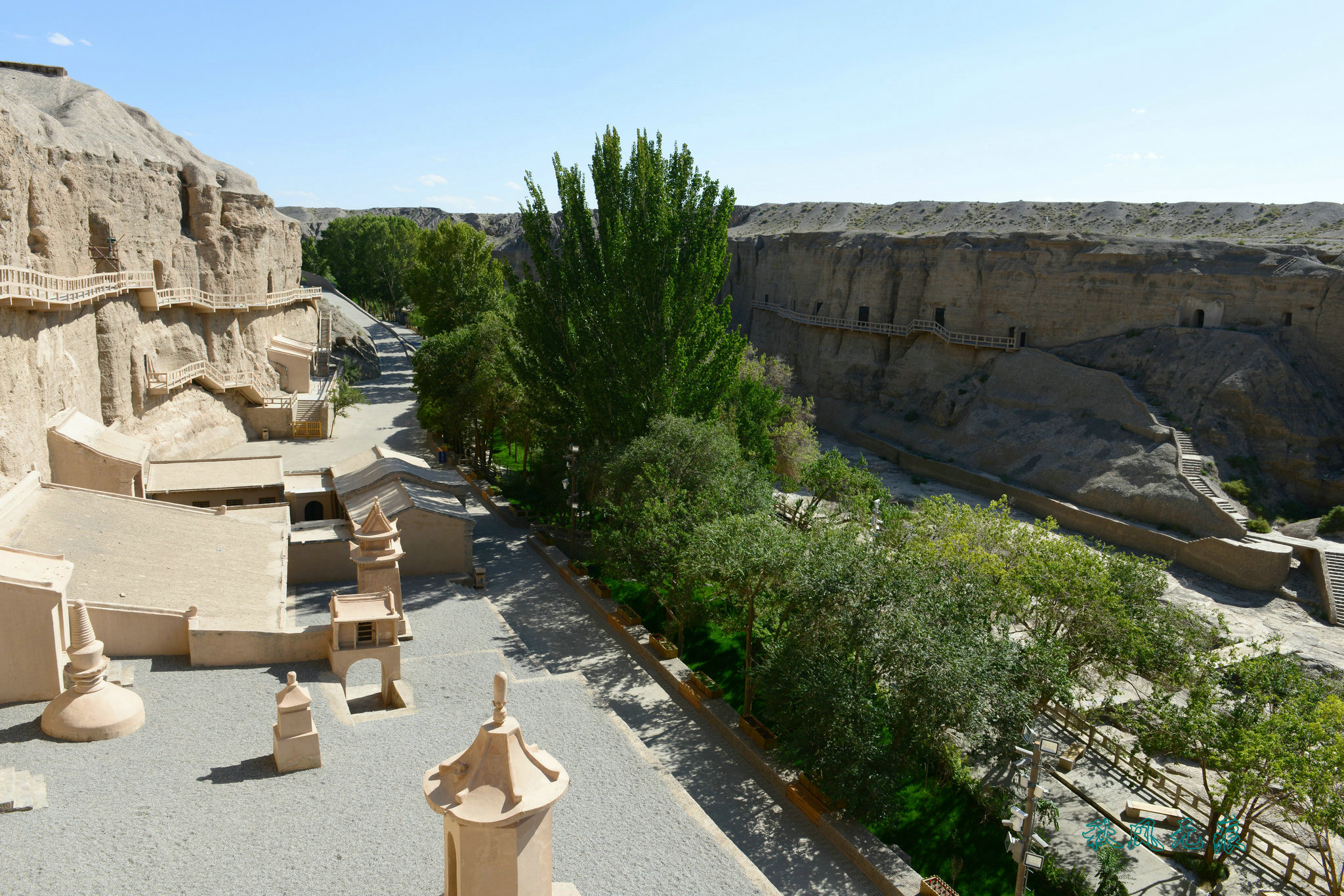 处可以看到远处雪山的身影,游人不是很多的石窟在榆林河两侧的峡谷里