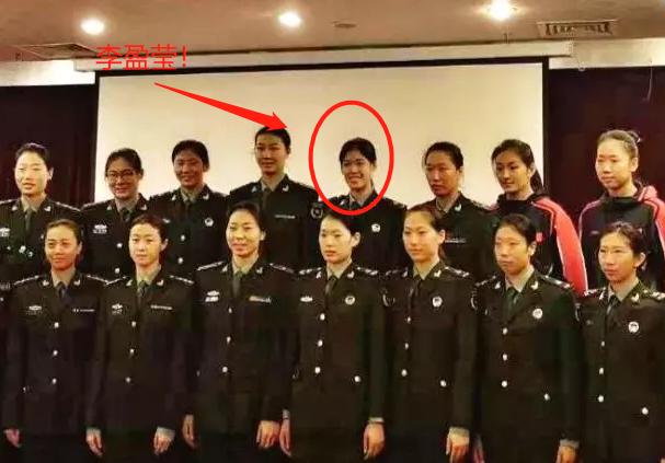 而随着军运会的临近,李盈莹身着军装现身八一女排大合影的照片也是