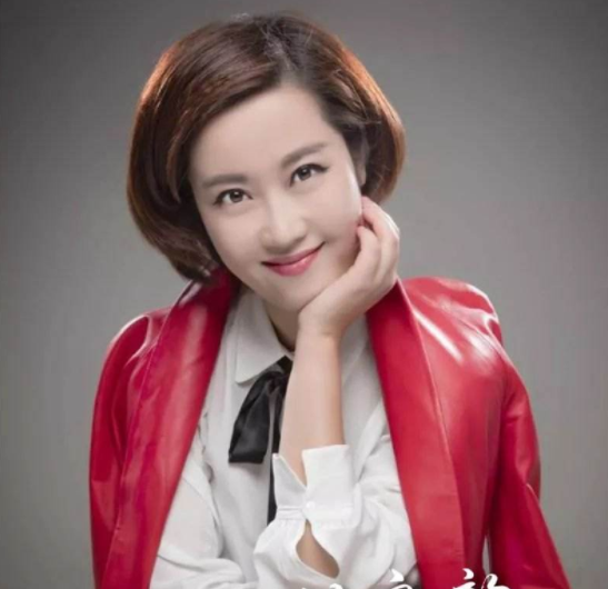 安徽卫视美女主持人,6年前嫁给圈外人士,如今41岁疑似怀孕?