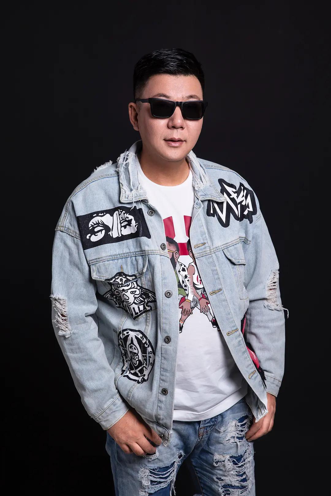 扎心歌者阿伟-往事如烟他火了