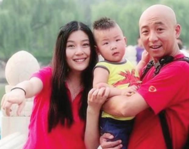 曾是零点乐队的主唱,如今成为演员,与老婆离婚后努力抚养儿子