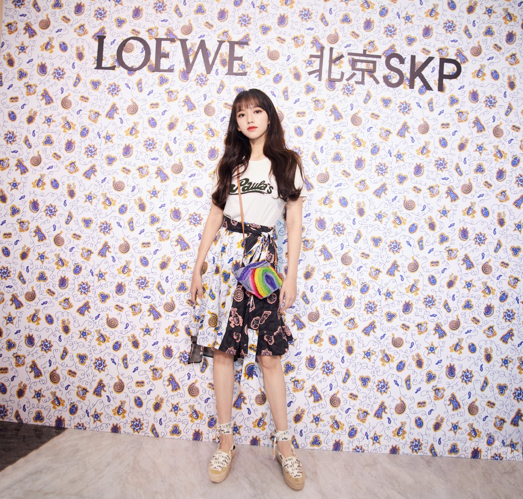 程潇颜值是真高,穿奶奶最爱的衬衫裙配帆布鞋,依旧美成洋娃娃