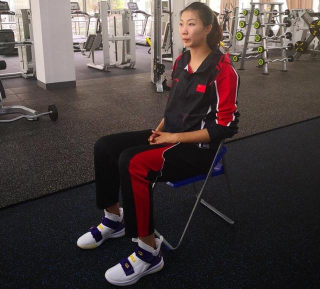 女排袁心玥军衔曝光,穿军装一身正气,1人2米09比她还高