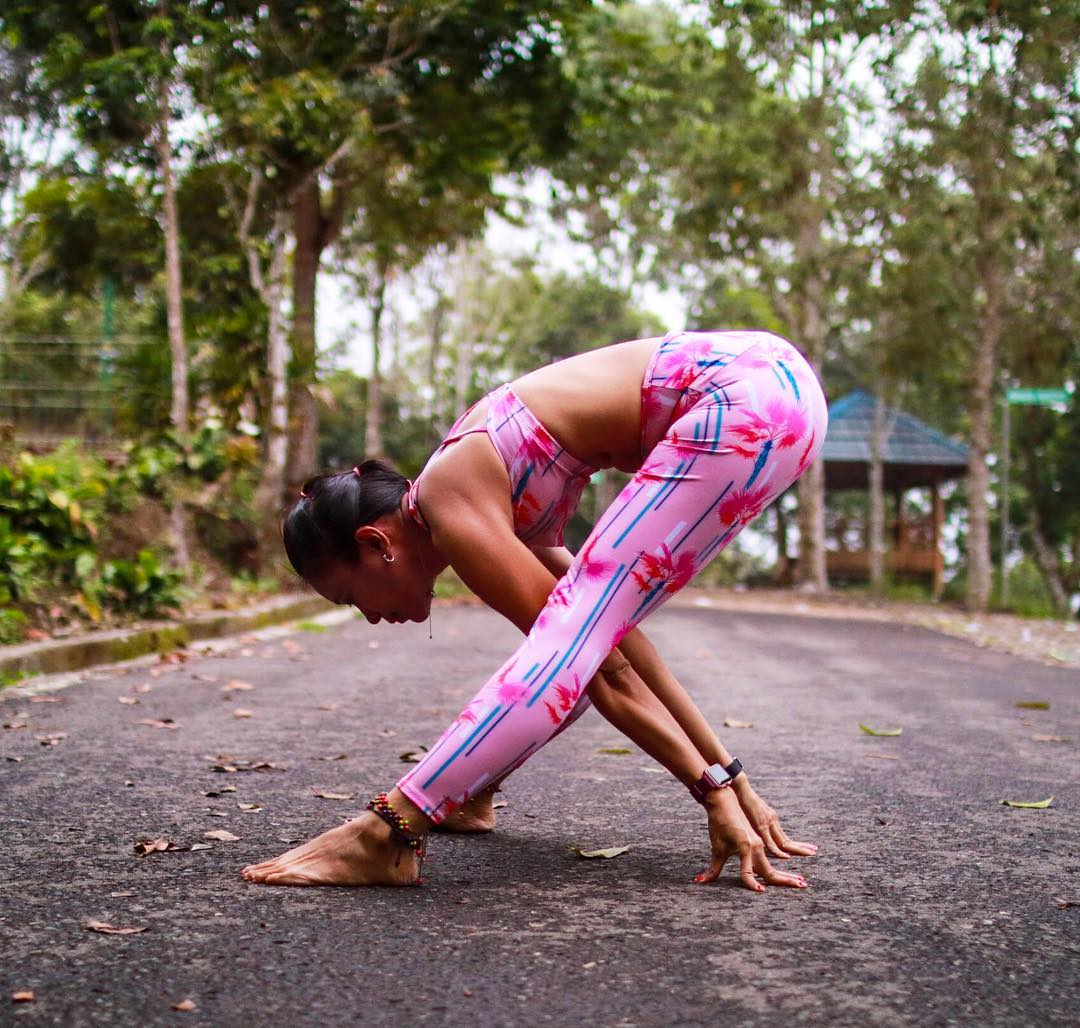 angelababy机场私服:简单的打扮轻松秀出好身材,练瑜伽效果好