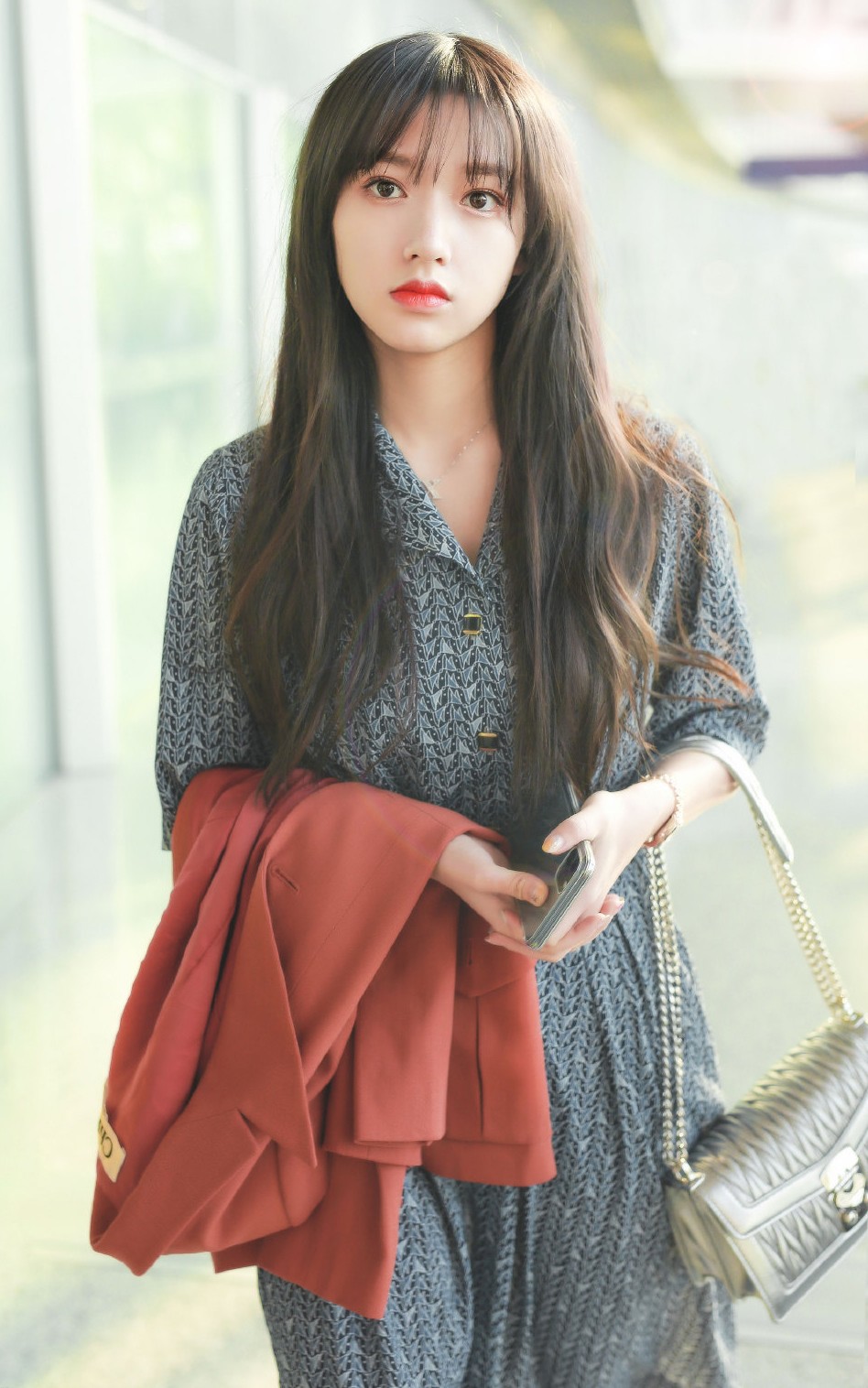 程潇颜值是真高,穿奶奶最爱的衬衫裙配帆布鞋,依旧美成洋娃娃