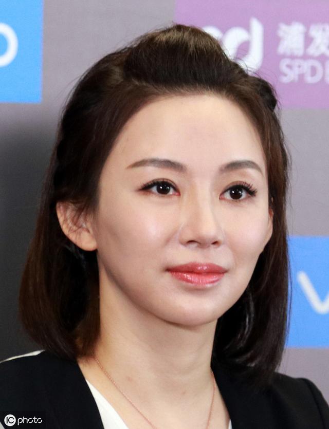 40岁"台球女神"童颜不老,容貌不输潘晓婷,至今仍单身一人