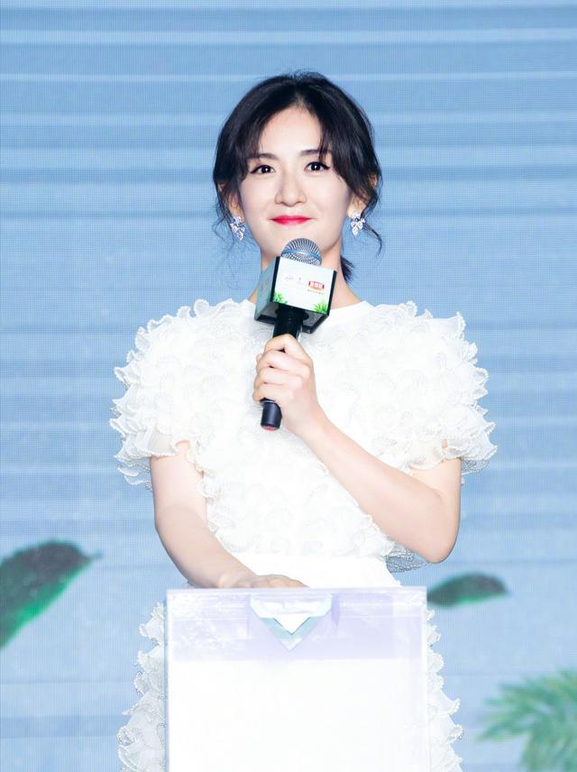 38岁谢娜近照老态明显,瘦了不少下颌角突出,一脸疲惫不太精神