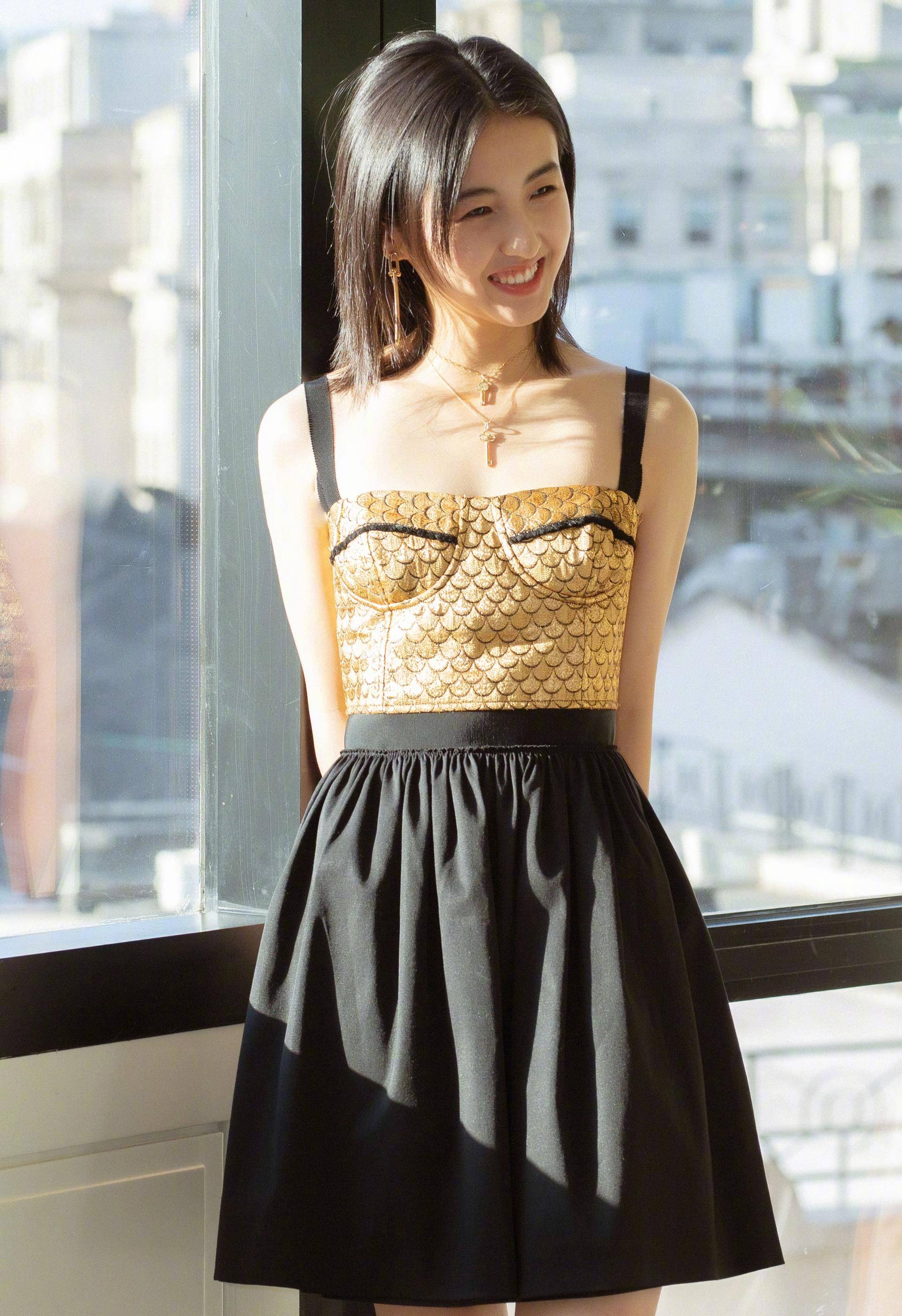 些婴儿肥的女孩子,圆圆的脸蛋微胖的身材,正是青春期女孩最真实的模样