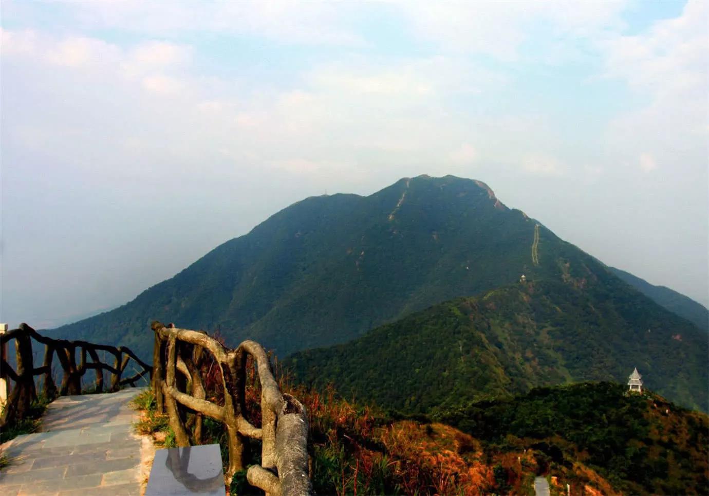 深圳梧桐山第一高峰与香港新界山脉相连国家风景名胜区