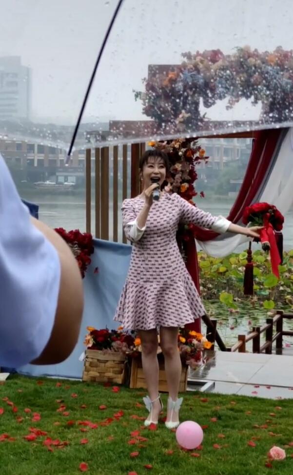 歌手祖海参加好友婚礼,冒雨献唱两首歌,穿着大方得体不抢风头