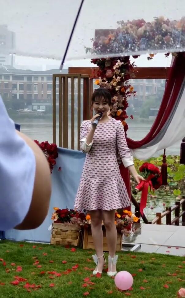 歌手祖海参加好友婚礼冒雨献唱两首歌穿着大方得体不抢风头