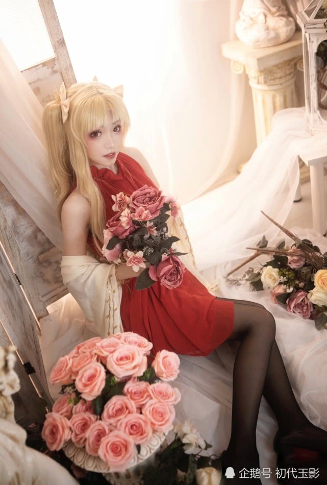 cosplay艾蕾:是情人节礼装苦涩的套餐,今天我们约会吗?