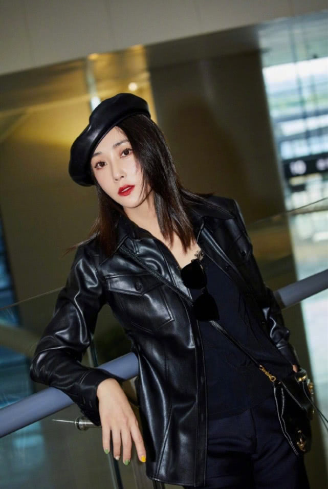 杜若溪皮衣配短裤成片超酷老公严屹宽不夸好看却只关心冷暖