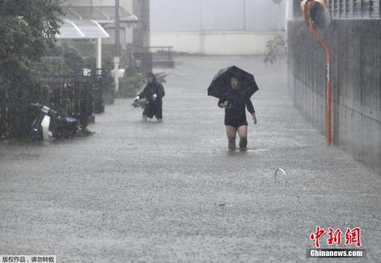 资料图：当地时间10月12日，日本静冈县，台风带来暴雨天气，道路被积水淹没。