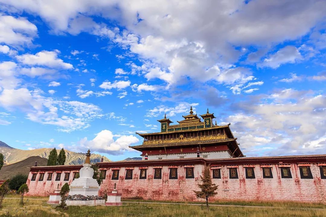 桑耶寺位于山南地区扎囊县哈不日神山脚下,是西藏第一座剃度僧人出家
