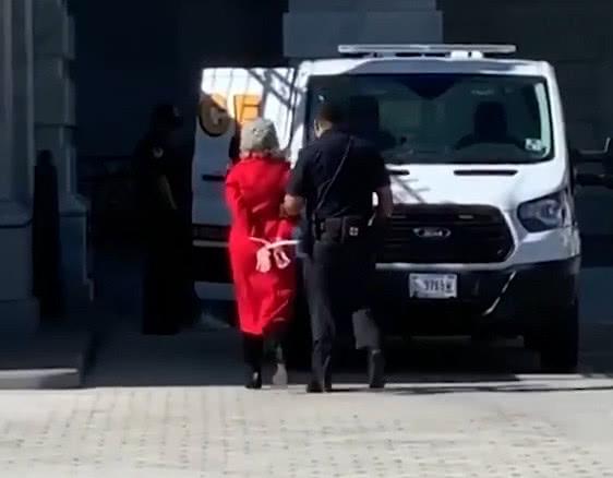 82岁巨星简·方达被逮捕，双手捆绑背后，身患两种癌症