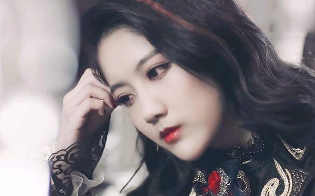 公司为捧李艺彤拍新剧,却只演女配,女主是《陈情令》中的她