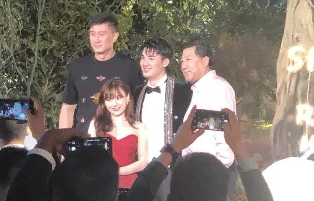 24岁于德豪结婚,杜锋现场助阵,她妻子的颜值与身材被球迷点赞
