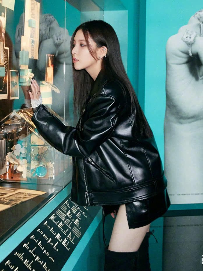 时尚穿搭比人还火的宋妍霏黑色长靴当裤子穿这腿不用买保险