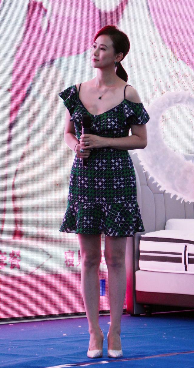 翁虹穿吊带露香肩性感现身,年过半百仍风韵犹存