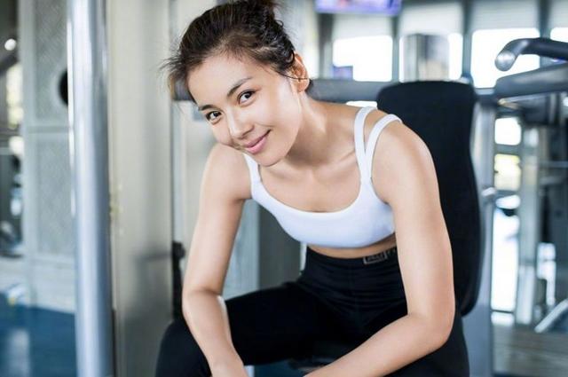 刘涛健身照曝光,私人教练帅过老公王珂,网友:往哪里放呢?